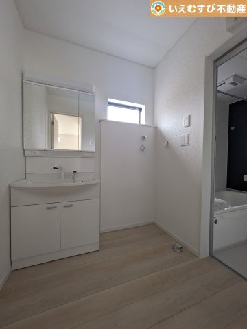 Cradle garden　太田市新田木崎町第10の独立洗面台|3面ミラーの後ろは収納スペースを完備
生活感のあるものは隠して、スッキリシンプルな洗面台に！清潔感のある空間♪