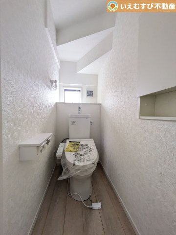 Cradle garden　太田市新田木崎町第10のトイレ|シンプルで清潔感のあるトイレ
窓付きで明るく、お掃除しやすいシンプルな空間♪
