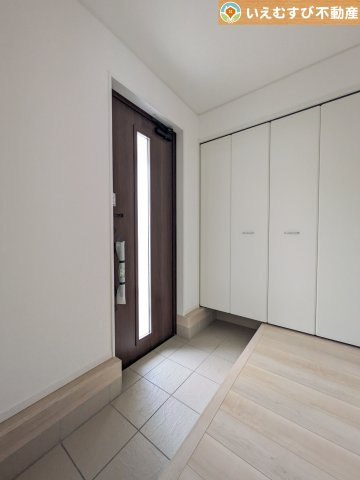 Cradle garden　太田市新田木崎町第10の玄関|玄関がいつも片づくシューズクローゼット
たっぷり入る収納設備で玄関がすっきり綺麗に過ごせると快適ですよね♪