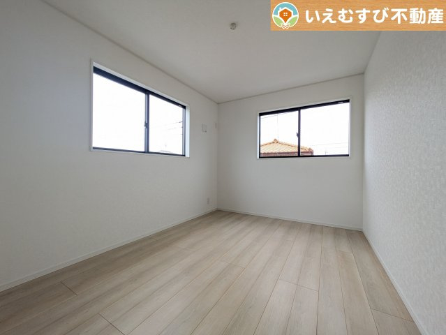 Cradle garden　太田市新田木崎町第10の洋室|2面採光で明るい居室
たっぷりの採光で自然光の差し込む明るいお部屋！新生活を想像すると楽しみが増しますね♪