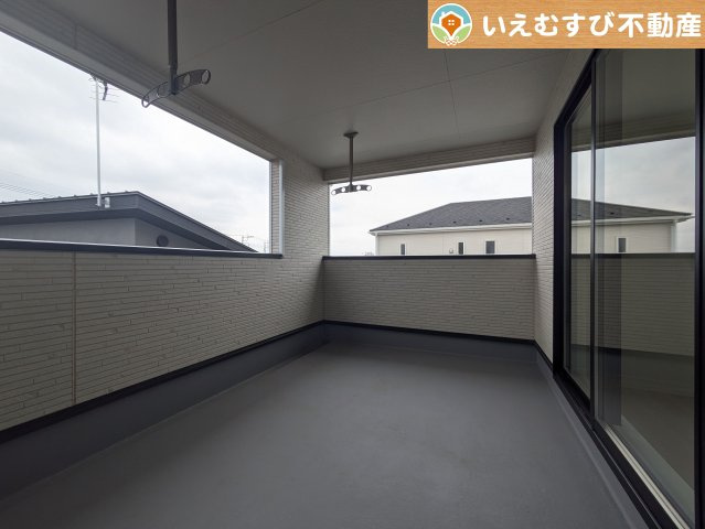 Cradle garden　太田市新田木崎町第10のバルコニー|ゆとりの広さのインナーバルコニー
急な雨でもインナーバルコニーなら安心！天気を気にせず干して外出できます♪