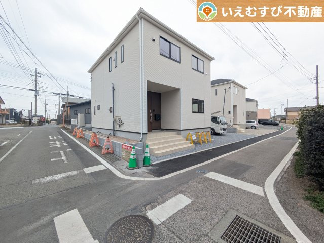 Cradle garden　太田市新田木崎町第10の前面道路含む現地写真|充分な広さの4ｍ前面道路
間口が広くお車の出し入れも問題なく行えるスペースが確保されています♪