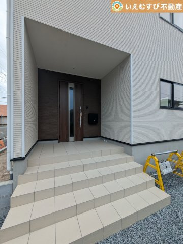 Cradle garden　太田市新田木崎町第10のエントランス|落ち着いた色づかいのエントランス
駐車場からアクセスの良いエントランス。雨の日や荷物が多くても安心の動線♪