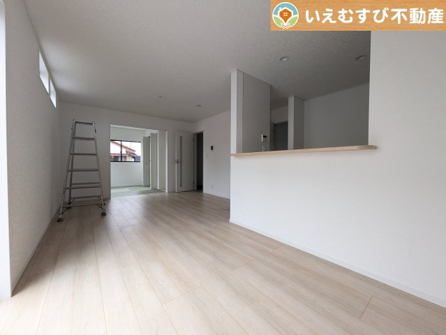 Cradle garden　太田市新田木崎町第10の居間・リビング|ナチュラルな色合いで落ち着いた印象のリビングダイニング
ぬくもりのあるナチュラルな空間。グリーンを飾っても相性が良さそうですね♪