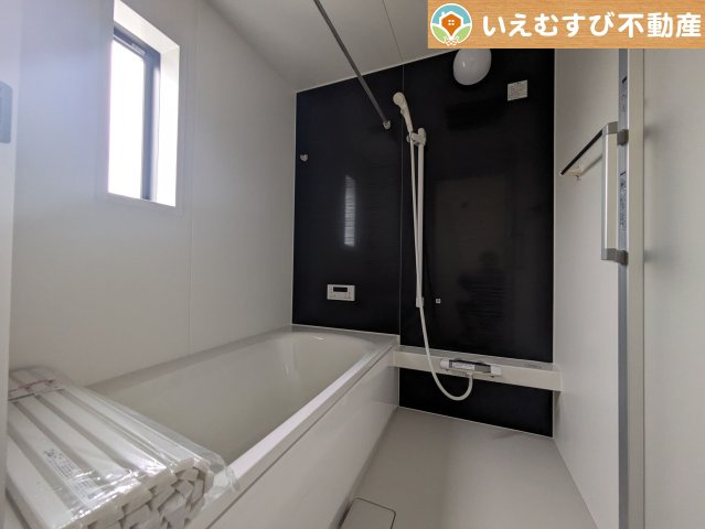 Cradle garden　太田市新田木崎町第10の浴室|モダンな配色の落ち着いた浴室
ダークトーンの壁面がアクセントになっておしゃれ！窓付きで空気の入れ替えも出来ます！