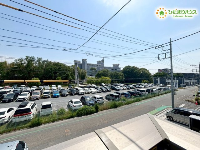 本庄市本庄　2期　新築一戸建て　テラシエ　01の展望|別の角度からの展望も視界を遮るものがなく、遠くまで見渡せる心地よさがあります！周囲の住宅街も落ち着いた雰囲気で、騒音に悩まされることなく、毎日穏やかで快適な生活を送ることができますね！