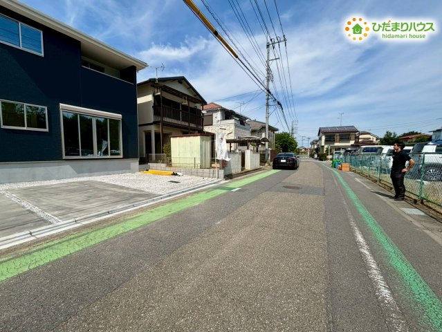本庄市本庄　2期　新築一戸建て　テラシエ　01の前面道路含む現地写真|車の出し入れが苦手な方でも焦らず落ち着いて運転できる、ゆとりある幅員の前面道路です！見通しが良く、車の通り抜けも少ない環境なので、小さなお子様と一緒に歩くときも焦らず安全に行き来ができます！