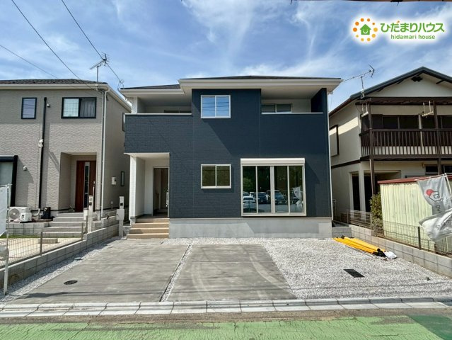 本庄市本庄　2期　新築一戸建て　テラシエ　01の外観|流行に左右されない洗練されたシンプルモダンな佇まいです！お友達を招いたときにも自慢したくなる格好良さがありますね！段差が少なくフラットな設計なので、移動もスムーズに行うことができます！