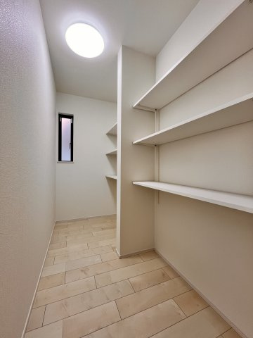 八潮市垳　新築分譲住宅　全２棟の収納|【パントリー】大容量の収納力のパントリー。食品はもちろん、食器、調理器具、日用品、消耗品、備蓄用の非常食などもいろいろと収納できます♪