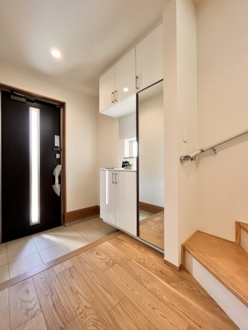 八潮市垳　新築分譲住宅　全２棟の玄関|【玄関】高級感のあるオシャレな玄関です。