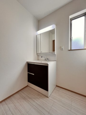 八潮市垳　新築分譲住宅　全２棟の独立洗面台|【洗面化粧台】ゆとりのある洗面室に、たっぷり収納の３面鏡付き、洗面化粧台。明るい陽射しが差し込む小窓があり毎朝気分も上がります♪　※写真は施工例です