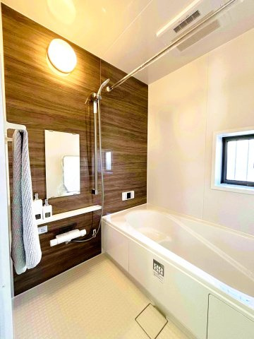 八潮市垳　新築分譲住宅　全２棟の浴室|【システムバス】窓付きの明るい開　放感のあるシステムバス。エコフルシャワー・保温浴槽・浴室乾燥機・エコジョーズなどの省エネ設備が標準装備！オシャレな浴室です♪　