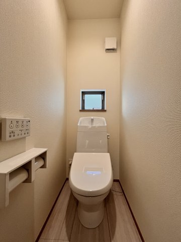 八潮市垳　新築分譲住宅　全２棟のトイレ|【トイレ】ウォシュレット付の高性能トイレは、１・２階に完備してあり、清潔でお手入れもラクラク♪　