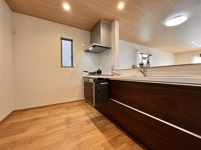 八潮市垳　新築分譲住宅　全２棟のキッチン|【システムキッチン】豊富な収納はもちろん、大型シンクに３口グリル付きコンロ・浄水器など使いやすさ重視の対面式システムキッチン。ご家族と楽しく会話をしながら料理もできます♪