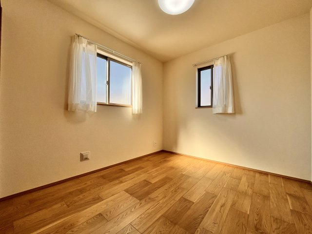 八潮市垳　新築分譲住宅　全２棟の洋室|【居室】全居室２面採光。暖かい光が入ってきます♪　