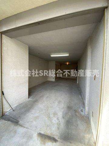 花園東町1丁目中古戸建の駐車場|お車をお持ちの方には必要な駐車場はシャッター付き車庫（車種による）です！車庫内にも収納があり、雨の日は直接お家に出入りでき便利です♪