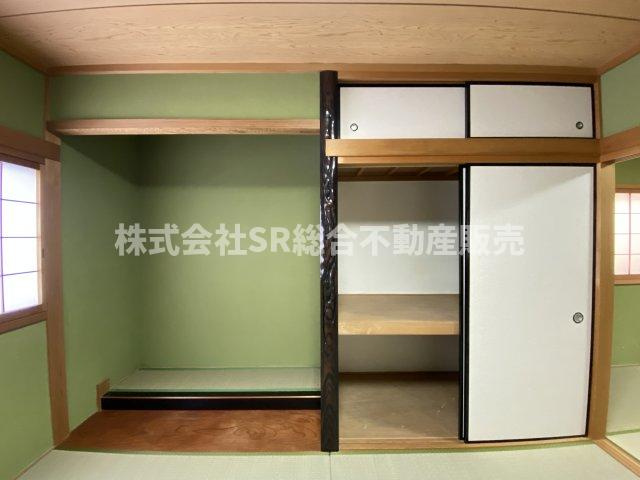 花園東町1丁目中古戸建の収納|和室らしい床の間もあります！押入は大きな物も収納できそうです！