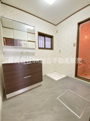 花園東町1丁目中古戸建の脱衣所|室内洗濯機置場もあり清潔感のある脱衣場です♪