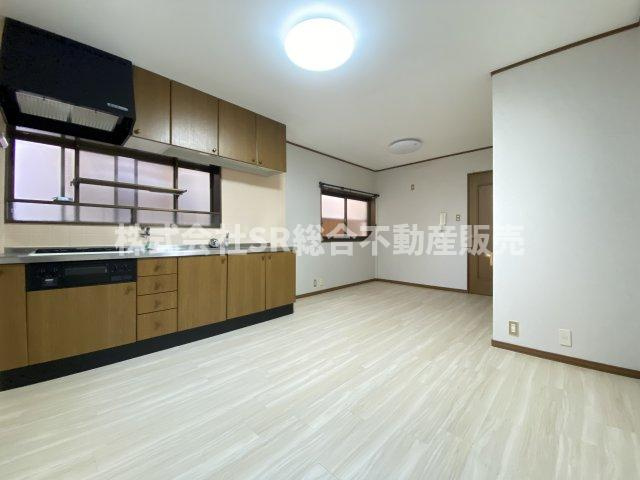 花園東町1丁目中古戸建の居間・リビング|使いやすいリビングです