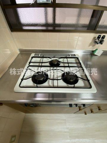 花園東町1丁目中古戸建のキッチン|3口コンロ、グリル付きです！