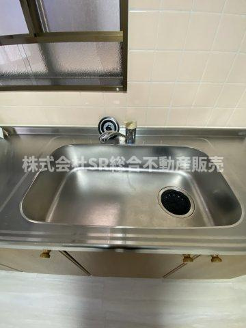 花園東町1丁目中古戸建のキッチン|シンクは洗い物をするのに十分な広さです。