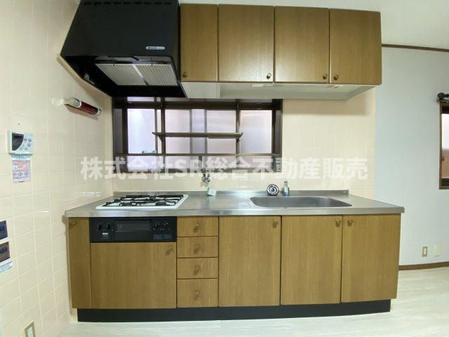 花園東町1丁目中古戸建のキッチン|明るいキッチンで快適にお料理できます！