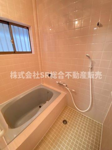 花園東町1丁目中古戸建の浴室|お風呂には窓もあり、換気がバッチリとできます☆