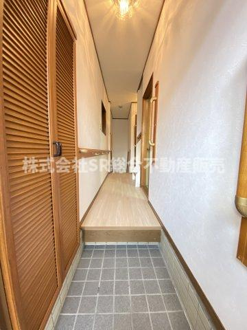 花園東町1丁目中古戸建の玄関|玄関にはシューズボックスもございます！