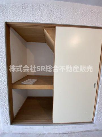 花園東町1丁目中古戸建の収納|車庫内の収納です！防災用品・キャンプ用品等の収納に便利です。