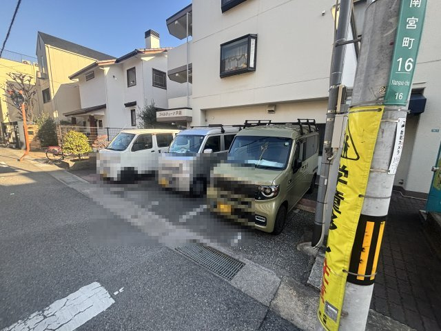 フォルチューナ芦屋の駐車場