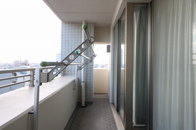 ロイヤルクレスト日比野のバルコニー|バルコニー（南側）。バルコニーは洗濯物をたっぷりと干すことができる快適な広さです。