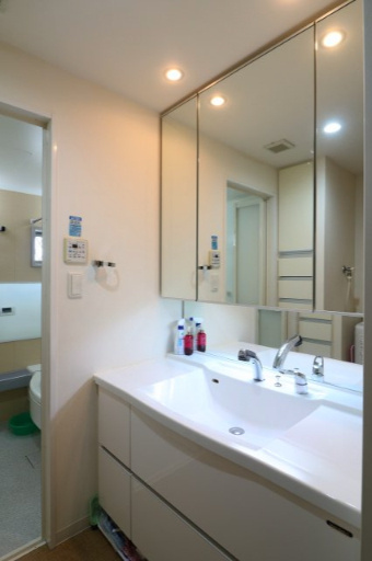 ロイヤルクレスト日比野の独立洗面台|三面鏡の裏側にはお化粧品や洗面用具などの小物がたっぷりと収納できるスペースがございます。