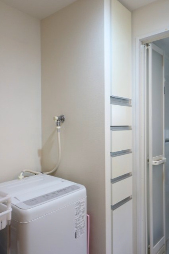 ロイヤルクレスト日比野の洗面所|バスタオルや下着類など日用品をスッキリ収納できるリネン庫が設置されています。