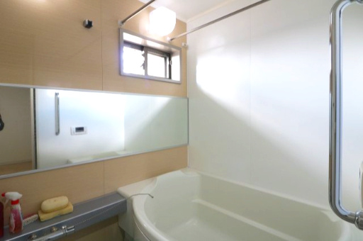 ロイヤルクレスト日比野の浴室|浴室暖房乾燥機付きのバスルーム。お年寄りや小さなお子様も無理なくご入浴いただける低めの浴槽となっております。