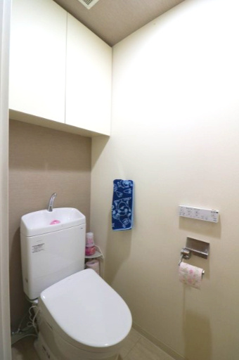 ロイヤルクレスト日比野のトイレ|洗浄機能・暖房便座付きのシャワートイレ。トイレットペーパーの買い置きなどの収納に便利な棚もございます。