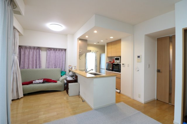 ロイヤルクレスト日比野の居間・リビング|ＬＤＫ約15.4帖。自然の光があふれる明るいキッチンスペースと、家族でゆっくりと寛げる
リビングです。