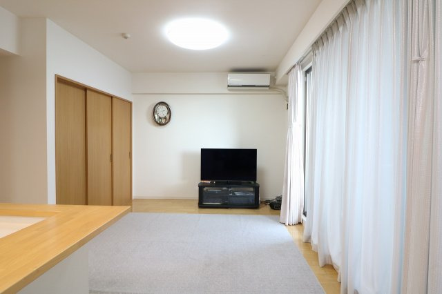 ロイヤルクレスト日比野の居間・リビング|バルコニーに面した大きな窓から日差しがたっぷりと差し込みむので、明るく開放的な空間となっております。