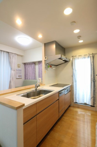 ロイヤルクレスト日比野のキッチン|勝手口付キッチン。生ゴミもバルコニーへ一時置きができるので清潔なキッチンを保てます。