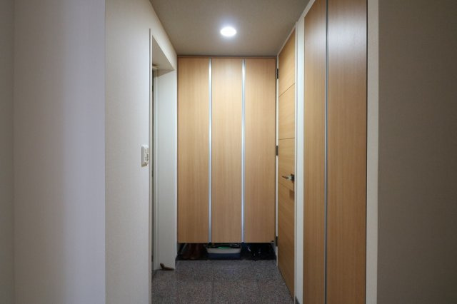 ロイヤルクレスト日比野の玄関|オールシーズンの靴の収納と、アウトドア用品まで収納できるシューズインクローゼット。玄関がスッキリと片付き美しい空間を保つことができます。