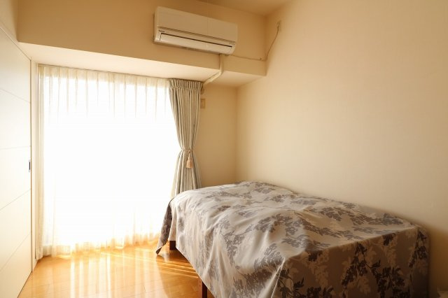 ロイヤルクレスト日比野の洋室|洋室約5帖。