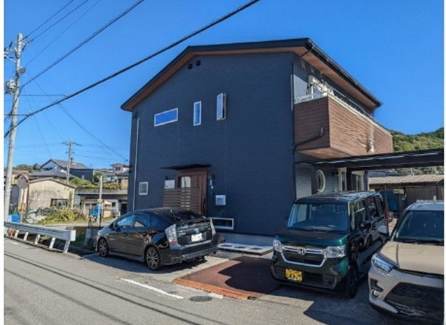 【敷地広々！室内きれい！】高知市神田　中古一戸建ての外観|黒×木目が映える、洗練の一邸