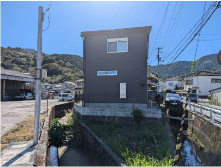 「敷地広々！室内きれい！」高知市神田　中古一戸建ての外観|山を望む、開放的な暮らし。自然に囲まれた立地