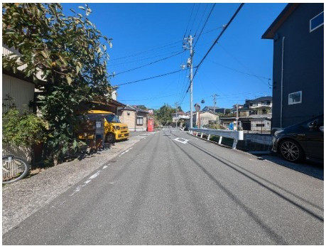 「敷地広々！室内きれい！」高知市神田　中古一戸建ての前面道路含む現地写真|前面道路ゆったり、開放的な住環境