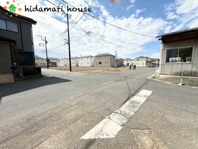 上尾市向山2丁目1期　新築戸建　ブルーミング01の前面道路含む現地写真