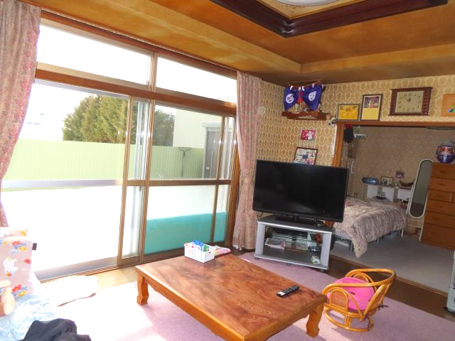 【居間・リビング】 | 北見市西三輪３丁目７５２番地１２８　中古売家 | 南向きのリビングは、日中の日差しが長く差し込むため、部屋が明るくなります。これにより、日中は照明なしで過ごせることも多く、快適な空間を保てます。