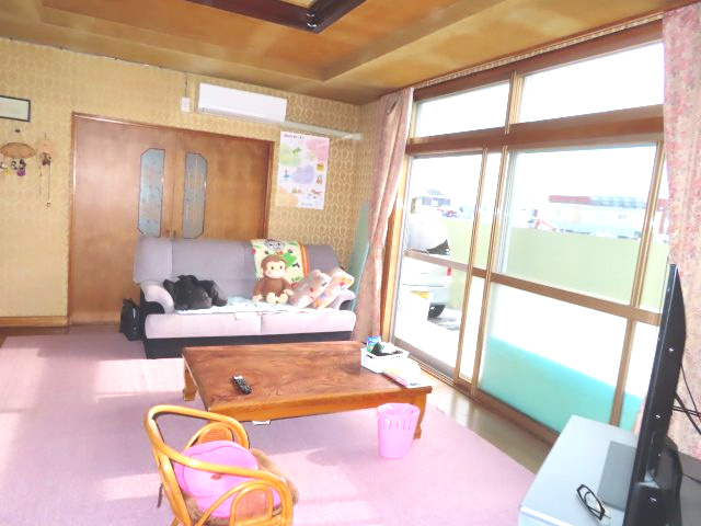 【居間・リビング】 | 北見市西三輪３丁目７５２番地１２８　中古売家 | 南向きなので冬場は太陽の熱で部屋が暖まりやすく、暖房費の節約につながります。日光を浴びることは、健康面にも良い影響を与える可能性があります。