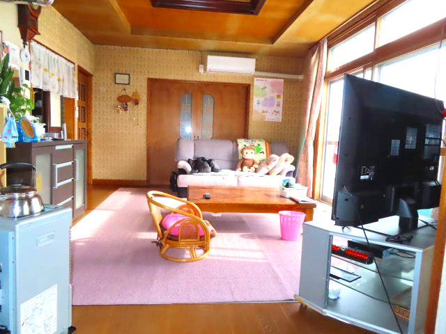 【居間・リビング】 | 北見市西三輪３丁目７５２番地１２８　中古売家 | 西側6帖和室から見たリビングです。
