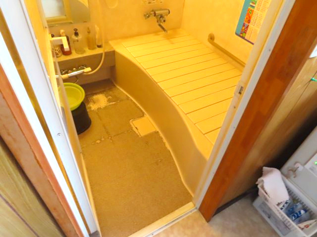北見市西三輪３丁目７５２番地１２８　中古売家の浴室|1坪サイズのユニットバスには、ゆったりと入浴できる広さや、壁・床・浴槽などが一体成型で、汚れがつきにくい素材を使用しているので、掃除のしやすさなどのメリットがあります。