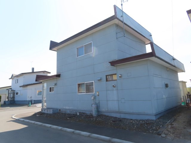 【外観】 | 北見市西三輪３丁目７５２番地１２８　中古売家 | 新築後から、外壁と屋根は現在まで２回のリフォーム歴があります。
