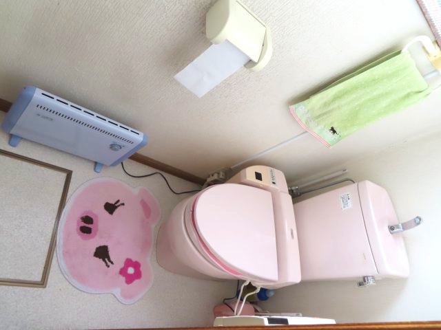 北見市西三輪３丁目７５２番地１２８　中古売家のトイレ|トイレは手洗い付きウォシュレット式なので、利便性向上や節水効果など、様々なメリットがあります。用を足した直後に手を洗えるため衛生的です。